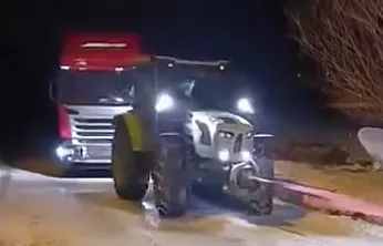 Yolda kalan tır kurtarıldı