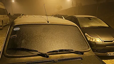 Araçların camları buz tuttu