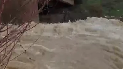 Arıcak'ta kar eridi, dereler coştu