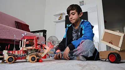 Atık malzemelerden traktör yaptı