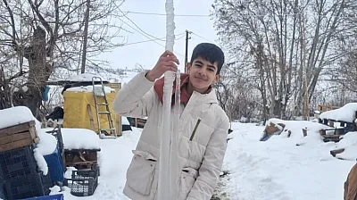 Buz sarkıtları görenleri şaşırttı