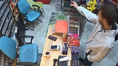 Çakmak hırsızı kamerada