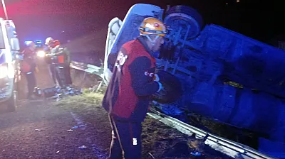 Elazığ'da bariyerlere çarpan kamyon devrildi