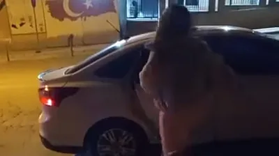 Elazığ'da bir kadın, tartıştığı şahsın arabasına saldırdı