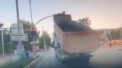 Elazığ'da damperi açık kamyon trafiği birbirine kattı