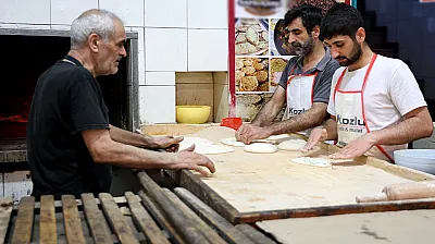 Elazığ'da fırıncıların 80 derecelik ekmek mesaisi