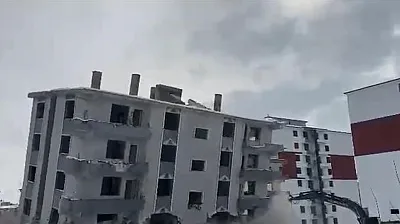 Elazığ'da hasarlı bina yıkıldı