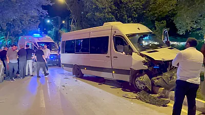 Elazığ'da minibüs park halindeki araçlara çarptı