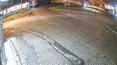 Elazığ'da otomobil kavşaktaki refüje çıktı