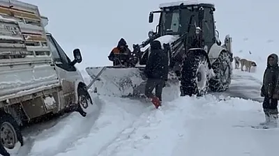 Elazığ'da pikap şarampole düştü