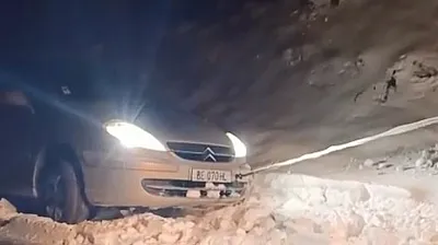 Yolda kalan araç kurtarıldı