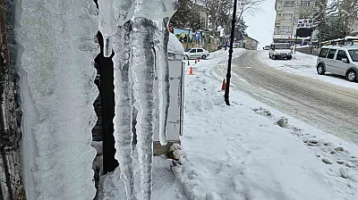 Çatılarda buz sarkıtları oluştu