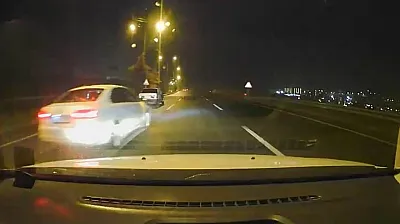 Islak yolda makas attı