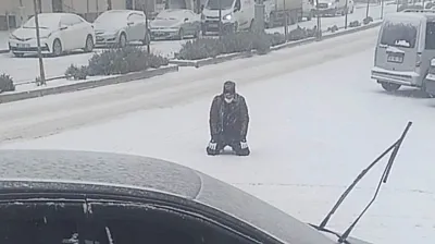 Kar yağışını görünce secde etti