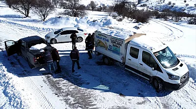 Karlı yollar açılıyor, sahipsiz hayvanlar besleniyor