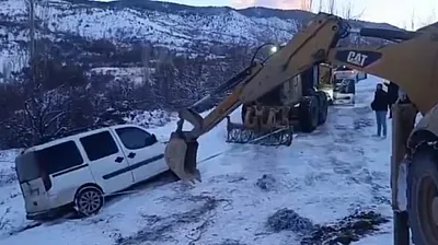 Mahsur kalan araç kurtarıldı