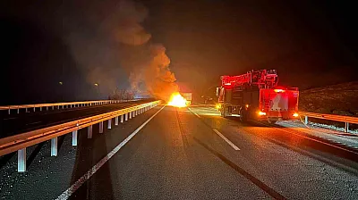 Römorka çarpan otomobil alev topuna döndü