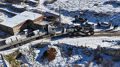 Tır yolda mahsur kaldı