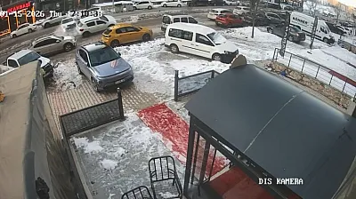 Üç aracın karıştığı kaza kamerada