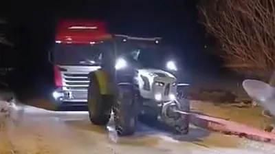 Yolda kalan tır kurtarıldı