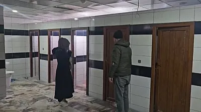 Zabıtadan kaçan tuvalete saklandı