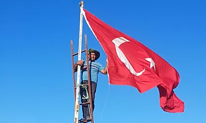 Köyün tepesine şanlı bayrak