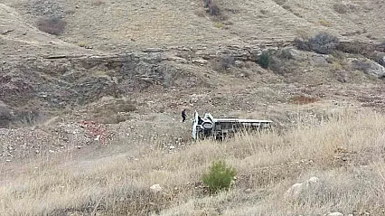 Elazığ'da kamyon devrildi