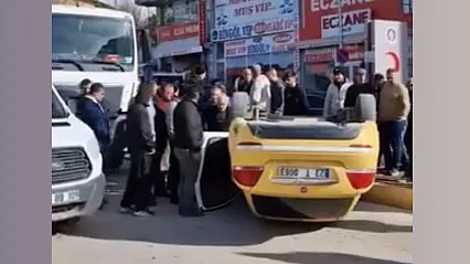 Kazada taksi ters döndü