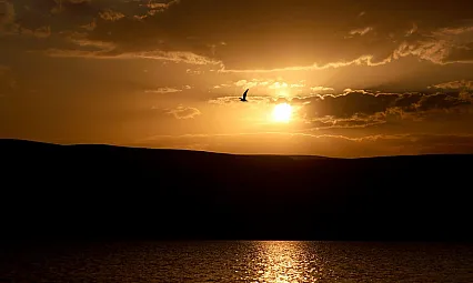 Balık Gölü'nde gün batımı kızıllığıyla suya yansıyor