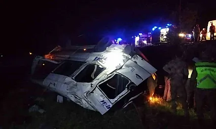 Minibüs şarampole devrildi! Çok sayıda yaralı var