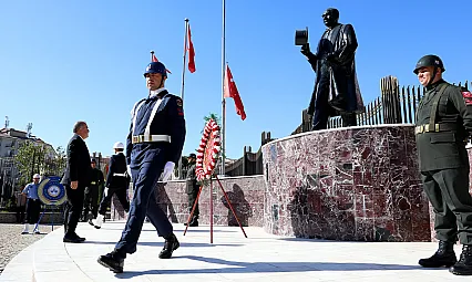 Elazığ'da Atatürk Anıtı'na çelenk sunuldu, tebrikler kabul edildi