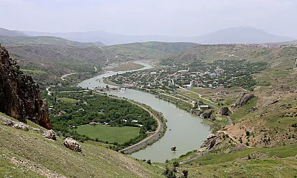 Elazığ'ın Palu ilçesi yaz aylarında tarih ve doğayı bir arada sunuyor