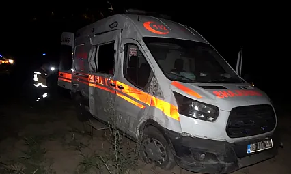 Kontrolden çıkan ambulans kaza yaptı