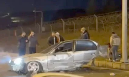 Malatya'da direğe çarpan otomobil ikiye bölündü