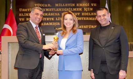 Milletvekili Erol, 'Yılın En İyi Siyasetçisi' ödülünü aldı