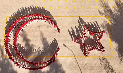 Öğrencilerin ay-yıldız koreografisi büyük beğeni topladı