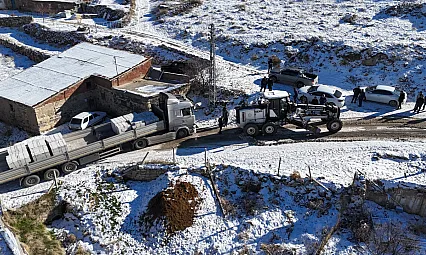 Tır yolda mahsur kaldı