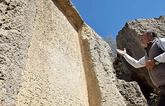 3 bin yıllık taş kitabe ilk günkü ihtişamını koruyor