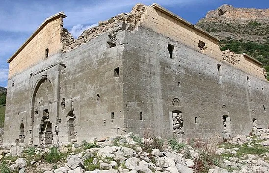 Barajda sular çekildi tarihi kilise gün yüzüne çıktı