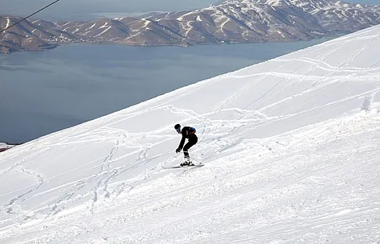 Göl manzaralı kayak merkezinde kar bereketi