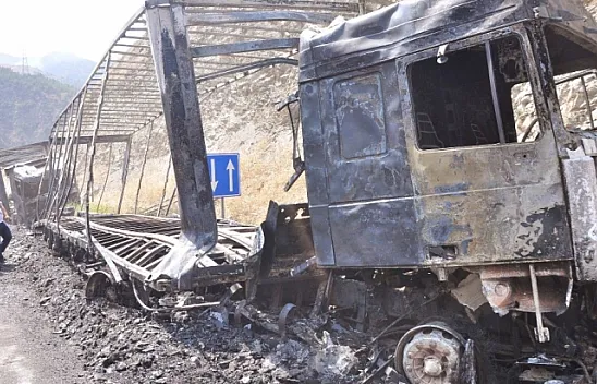 Hainler yol kesip 11 aracı ateşe verdi!