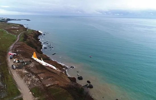 Trabzon'da yolcu uçağı pistten çıktı