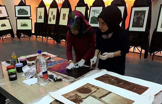 Liseli öğrencilerin gravür sergisi