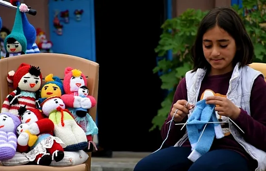 Bebekle oynayacağı yaşta amigurumi bebek yapıyor