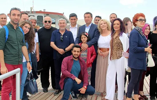 Ünlüler Hazar Gölü'nde tekne turuna çıktı