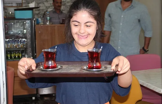 Downlu Sendromlu çocukları hayata bağlayan kafe
