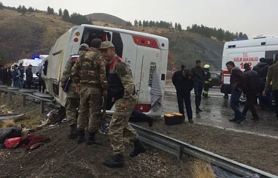 Elazığ'da yolcu otobüsü devrildi: 3 ölü, 18 yaralı