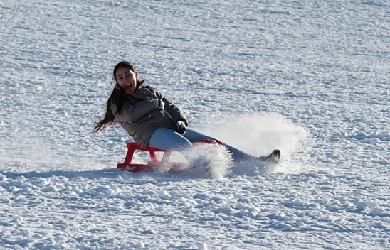 Göl manzaralı kayak merkezine yoğun ilgi