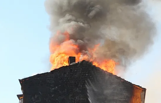 Koltukta başlayan yangın tüm binayı sardı