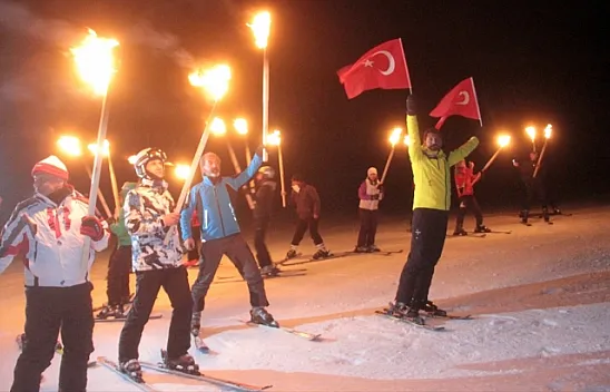 Zeytin Dalı Harekatına kayakçılardan ay yıldızlı meşaleli destek